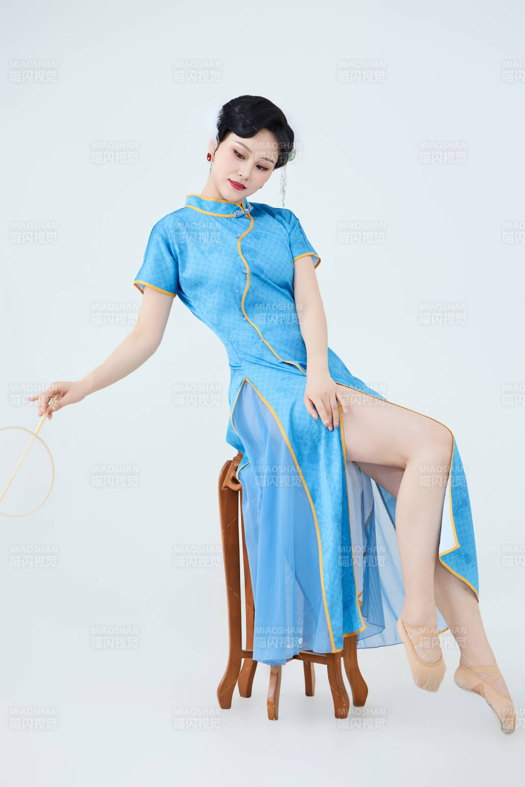 穿着中国中式旗袍表演舞蹈的美丽舞者图片