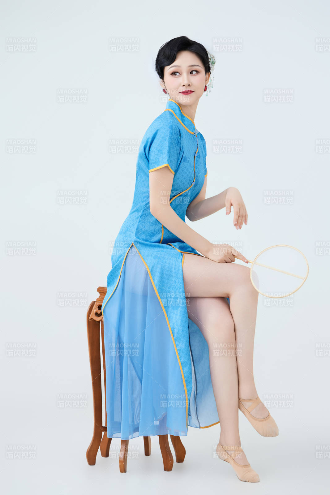 穿着中国中式旗袍表演舞蹈的美丽舞者图片