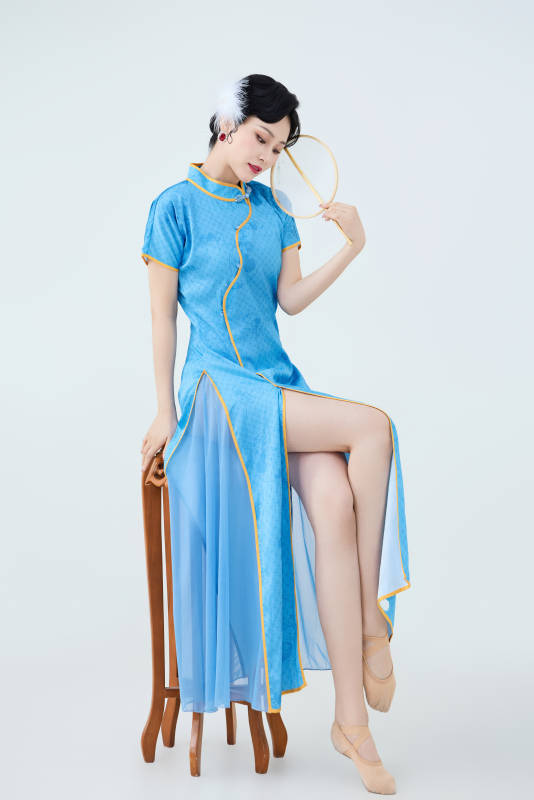 穿着中国中式旗袍表演舞蹈的美丽舞者图片