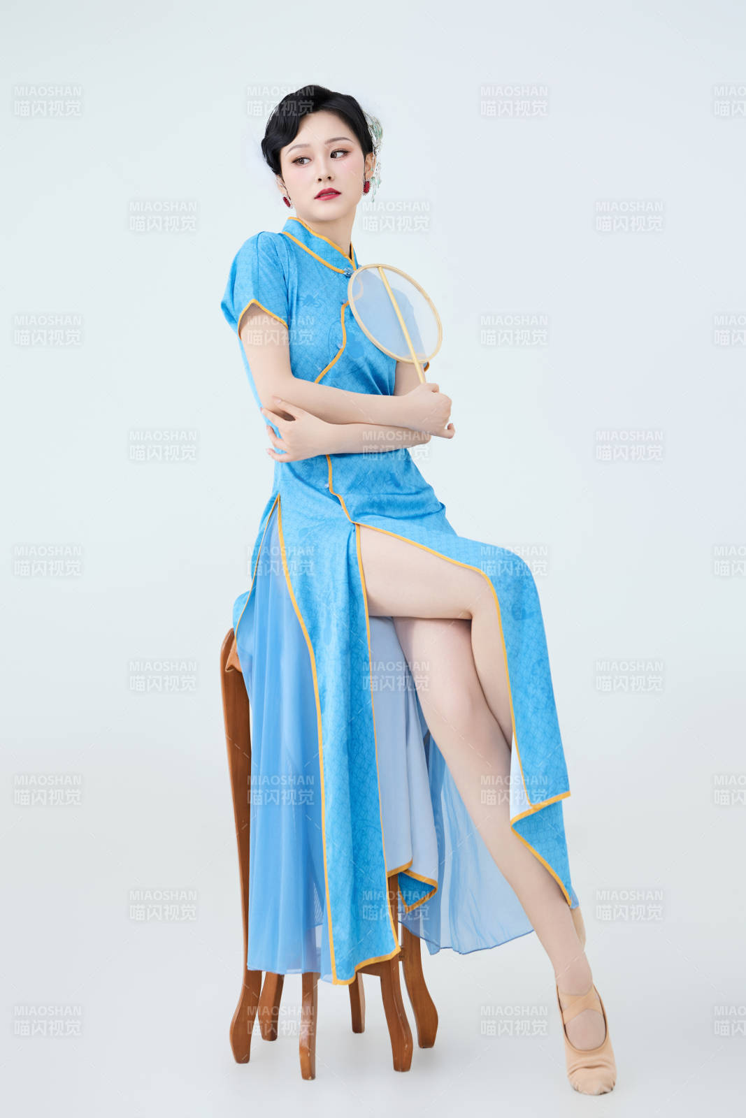 穿着中国中式旗袍表演舞蹈的美丽舞者图片