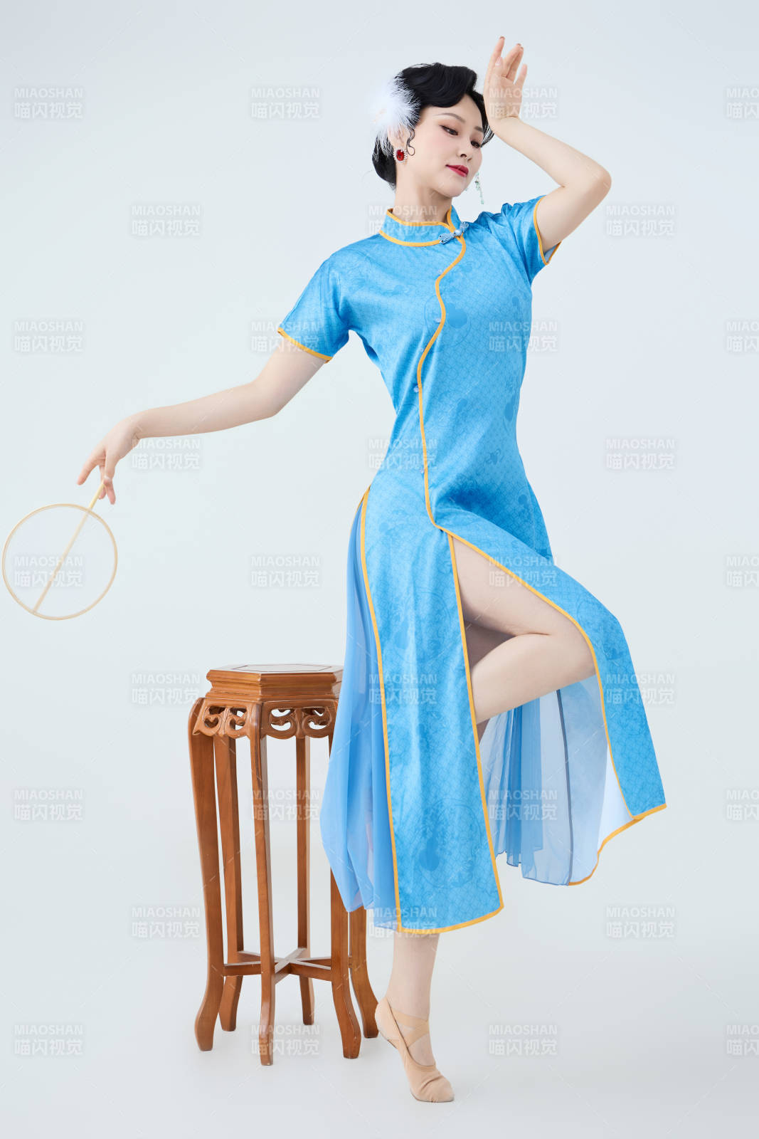 穿着中国中式旗袍表演舞蹈的美丽舞者图片