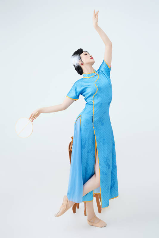 穿着中国中式旗袍表演舞蹈的美丽舞者图片