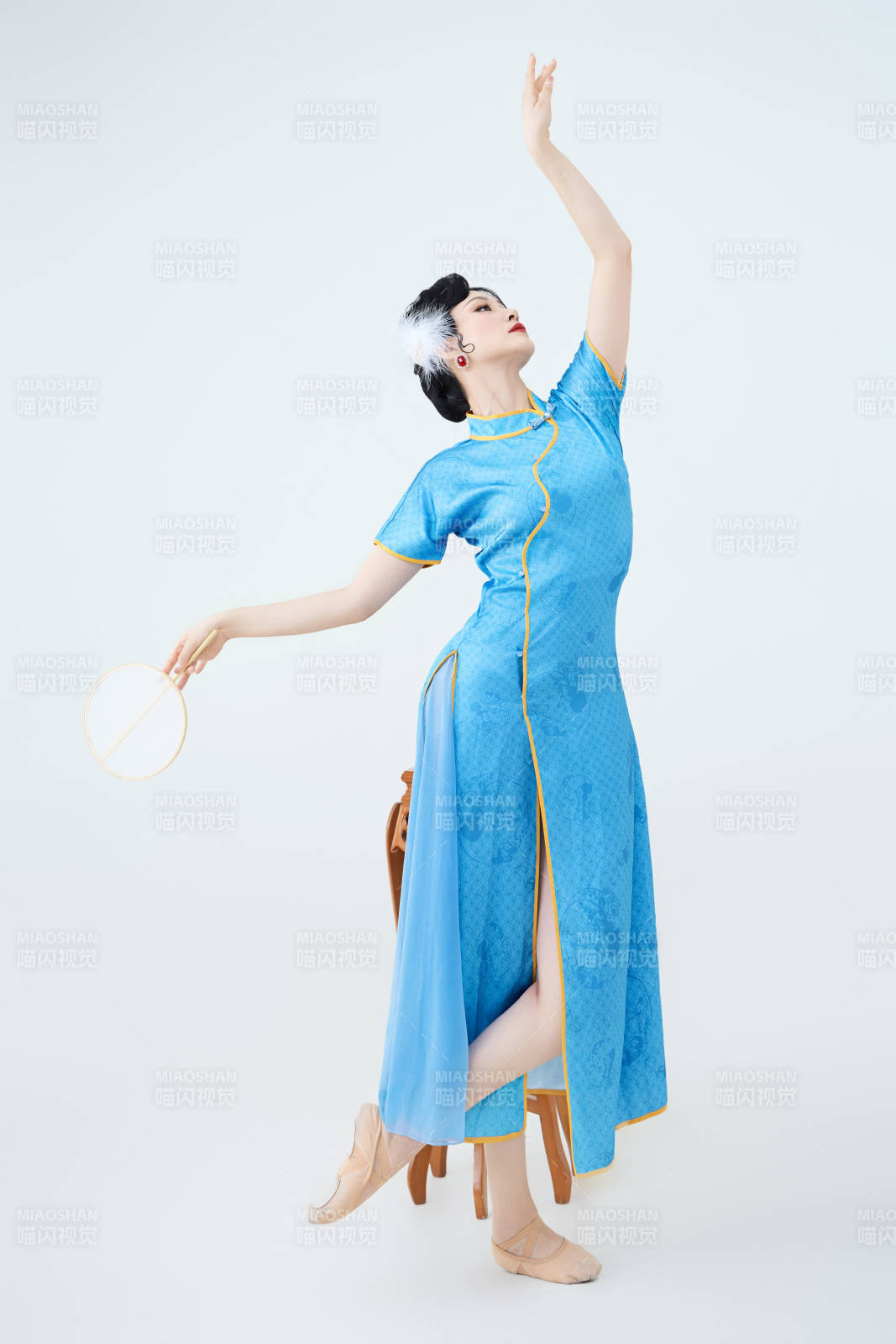 穿着中国中式旗袍表演舞蹈的美丽舞者图片