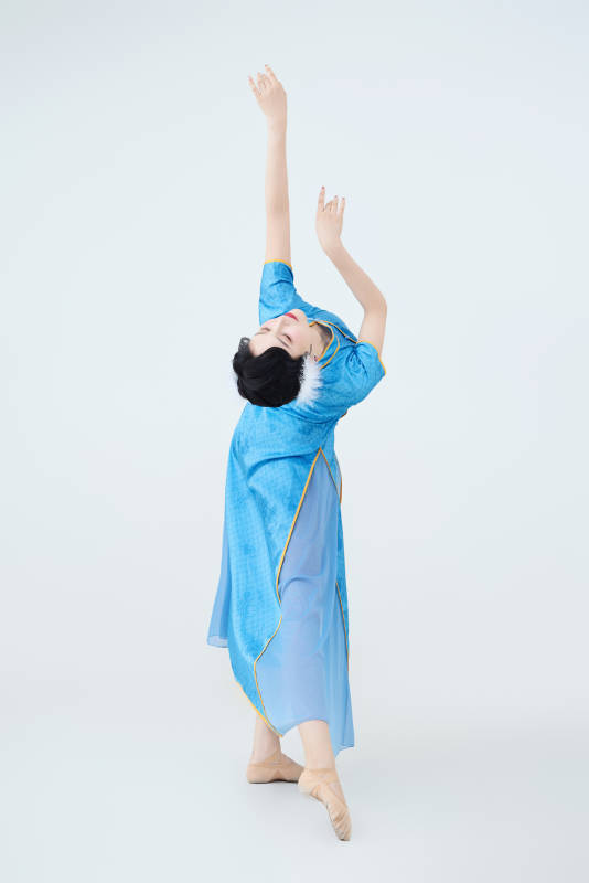 穿着中国中式旗袍表演舞蹈的美丽舞者图片