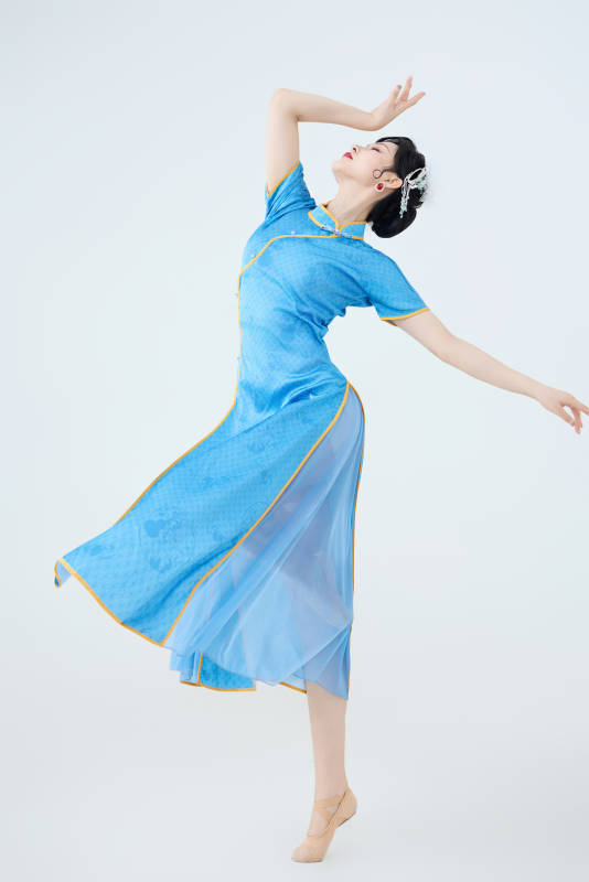 穿着中国中式旗袍表演舞蹈的美丽舞者图片