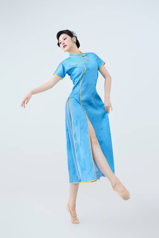 穿着中国中式旗袍表演舞蹈的美丽舞者图片