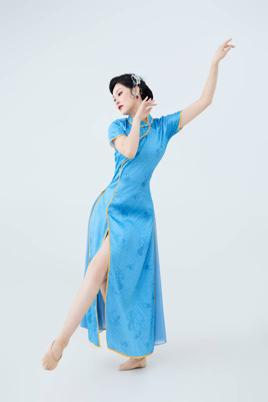 穿着中国中式旗袍表演舞蹈的美丽舞者图片