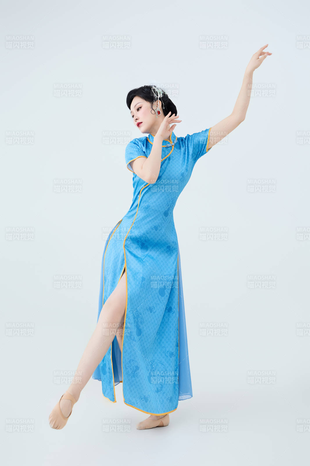 穿着中国中式旗袍表演舞蹈的美丽舞者图片