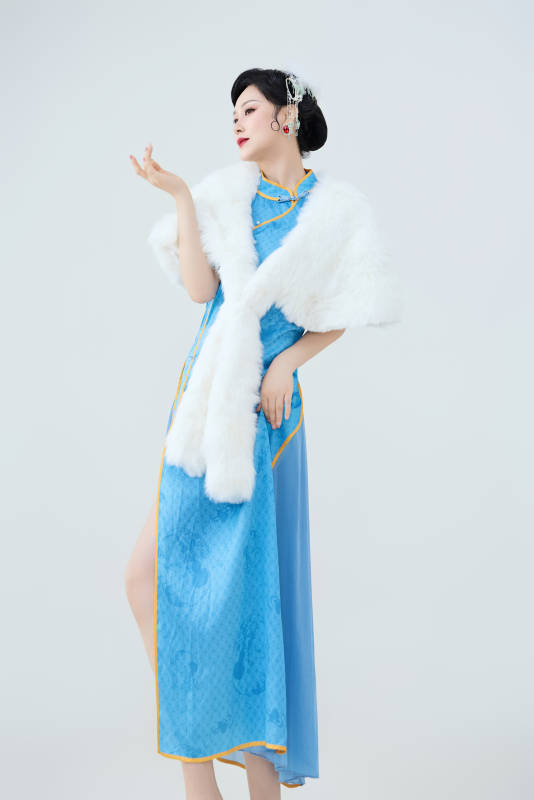 穿着中国中式旗袍表演舞蹈的美丽舞者图片