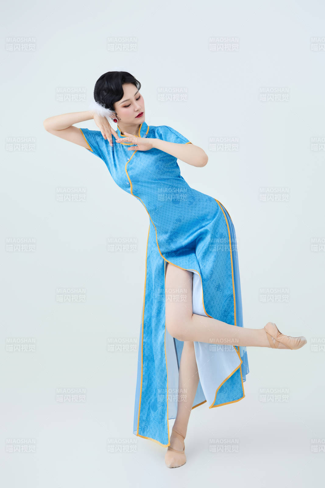 穿着中国中式旗袍表演舞蹈的美丽舞者图片