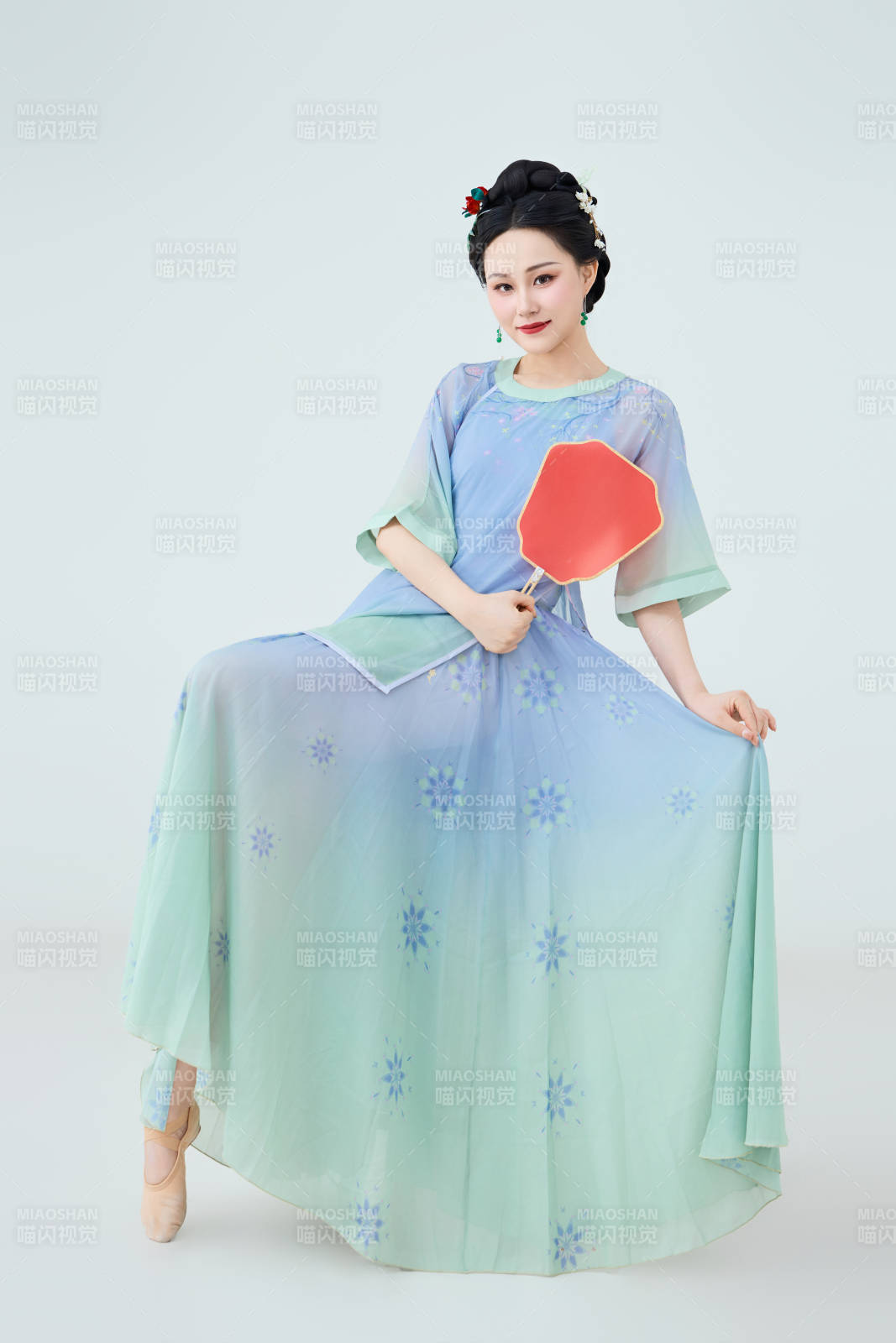 穿着中式古典服饰表演古典舞的美丽舞者图片