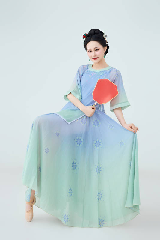 穿着中式古典服饰表演古典舞的美丽舞者图片