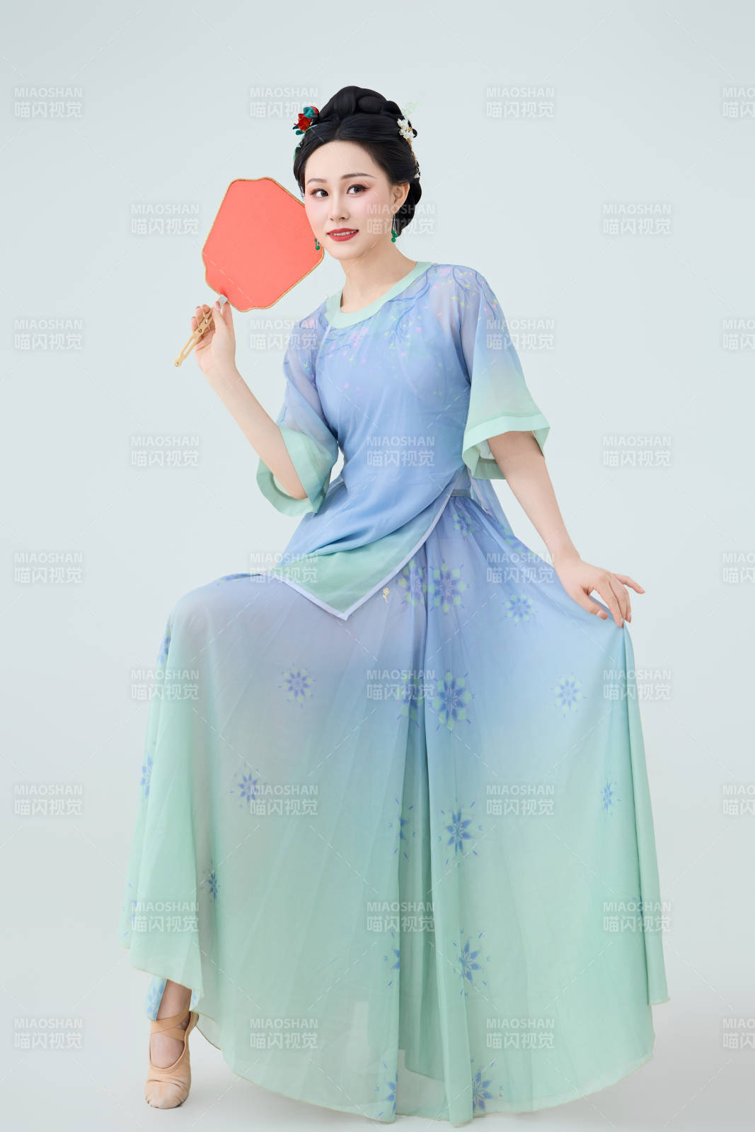 穿着中式古典服饰表演古典舞的美丽舞者图片