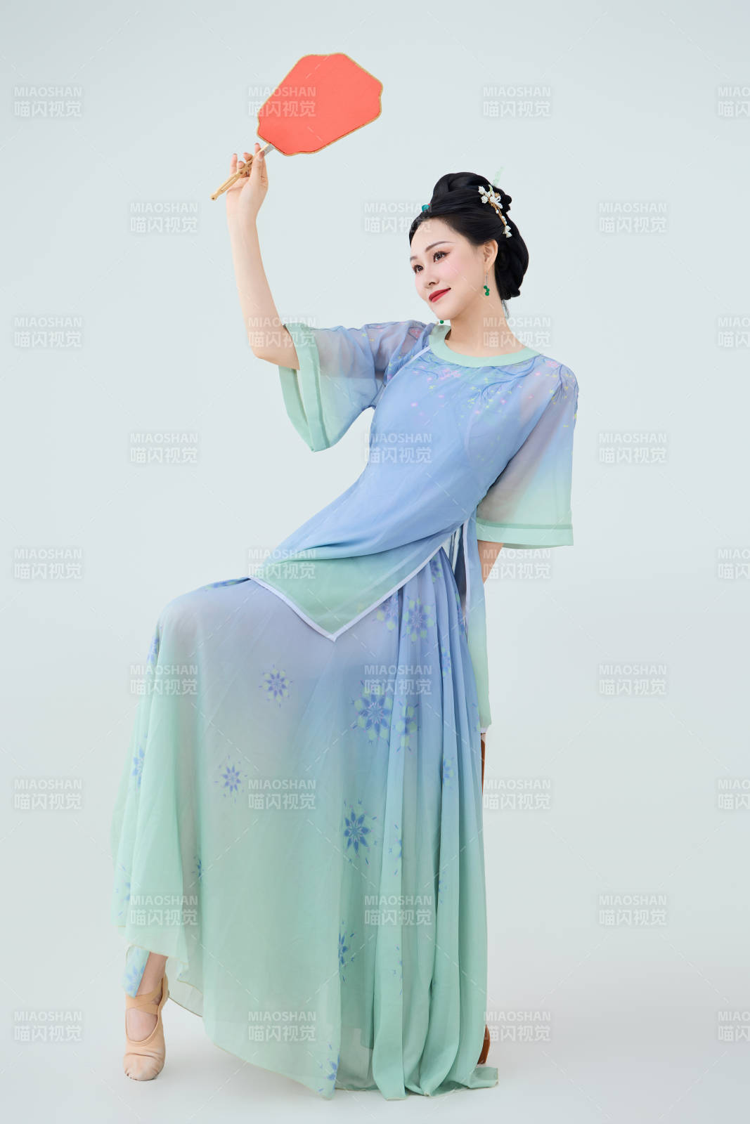 穿着中式古典服饰表演古典舞的美丽舞者图片