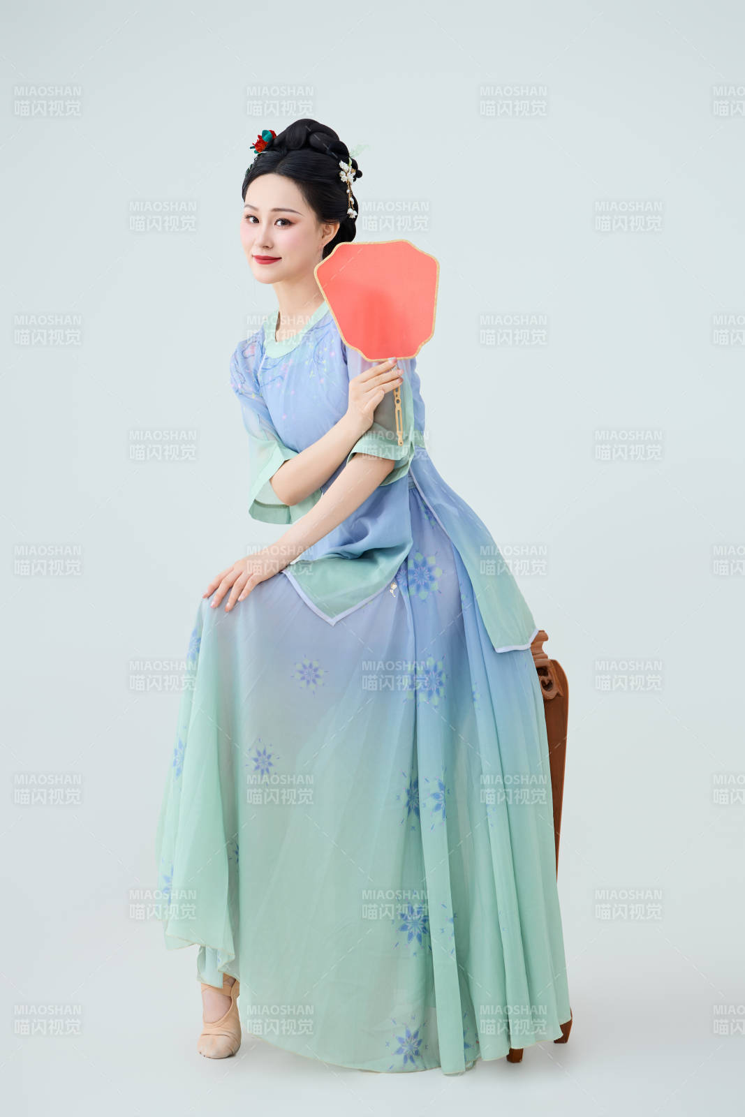 穿着中式古典服饰表演古典舞的美丽舞者图片