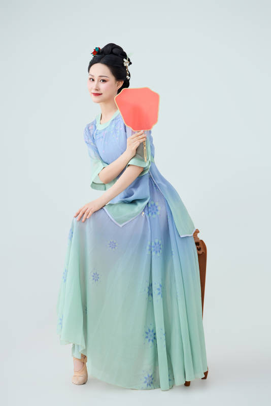 穿着中式古典服饰表演古典舞的美丽舞者图片