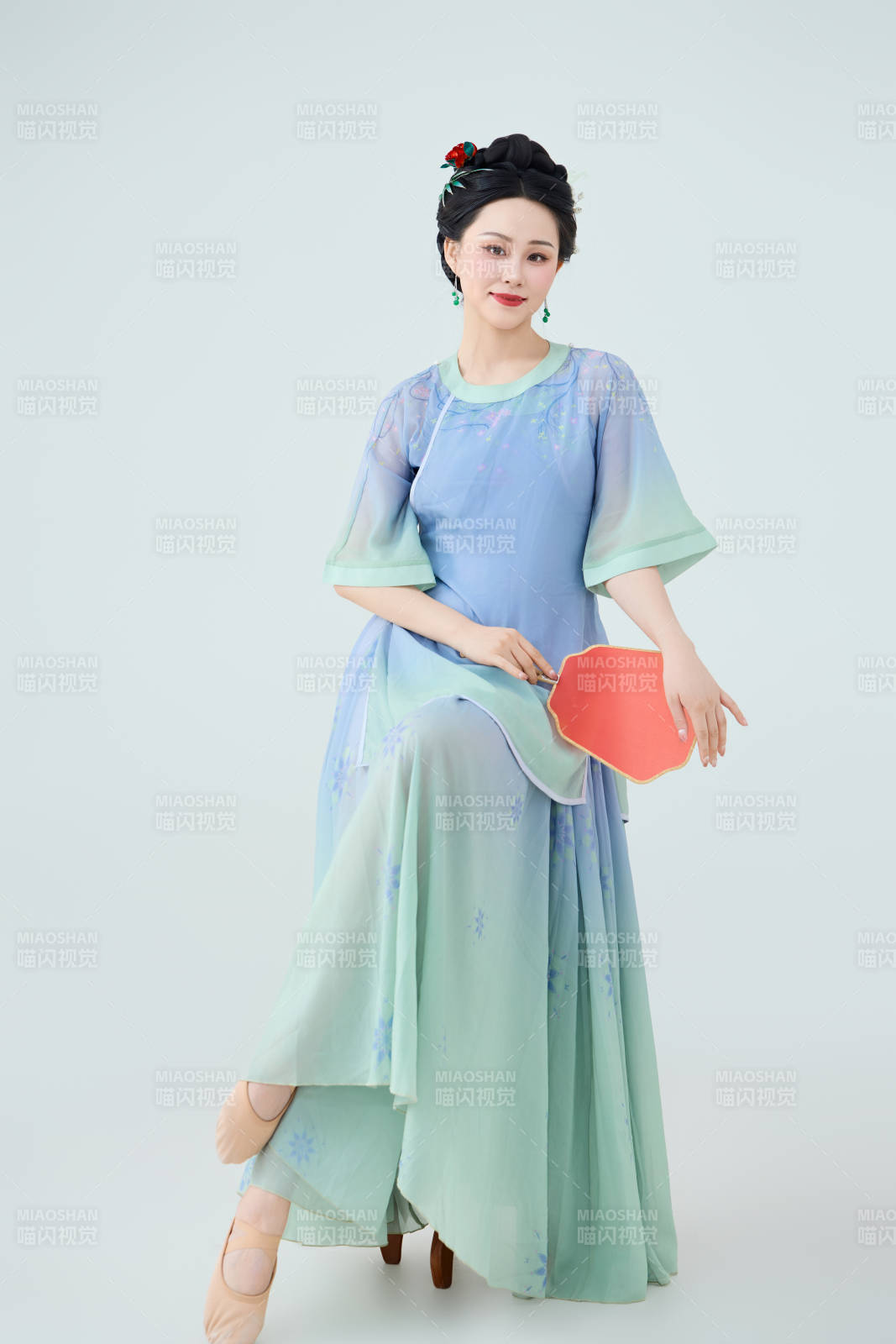 穿着中式古典服饰表演古典舞的美丽舞者图片