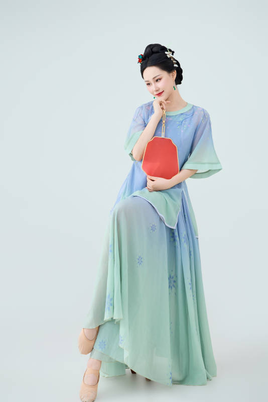 穿着中式古典服饰表演古典舞的美丽舞者图片