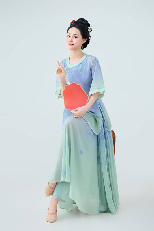 穿着中式古典服饰表演古典舞的美丽舞者图片