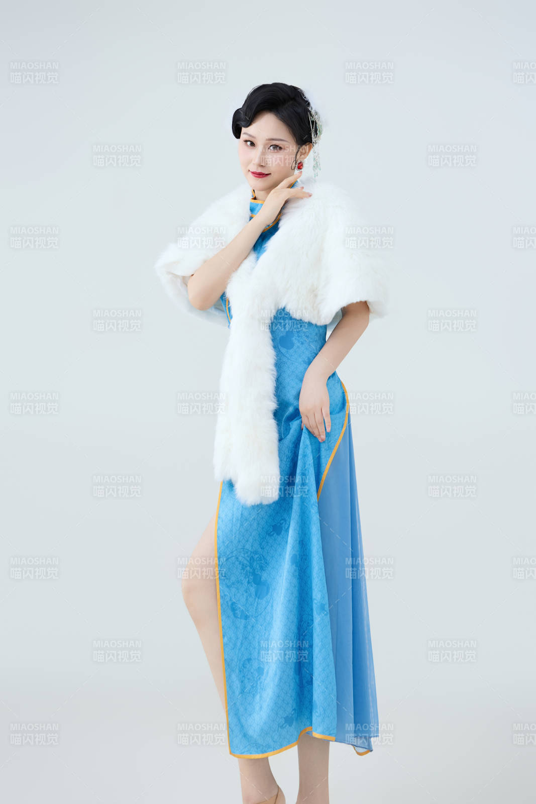 穿着中国中式旗袍表演舞蹈的美丽舞者图片