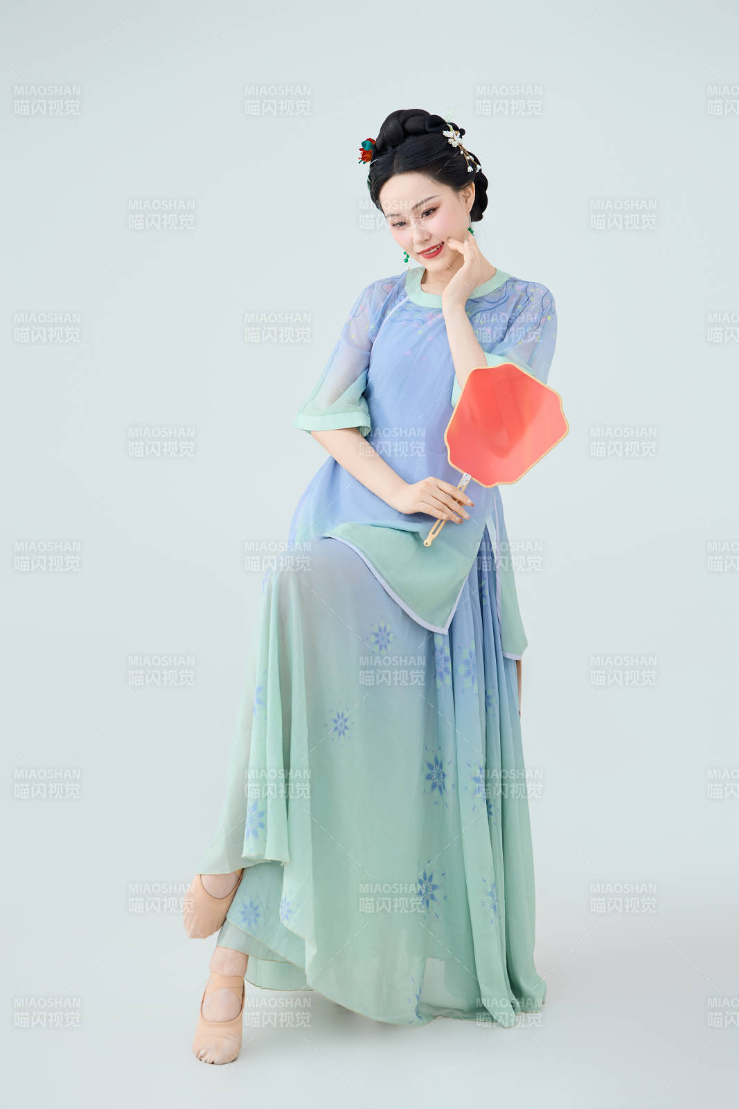 穿着中式古典服饰表演古典舞的美丽舞者图片