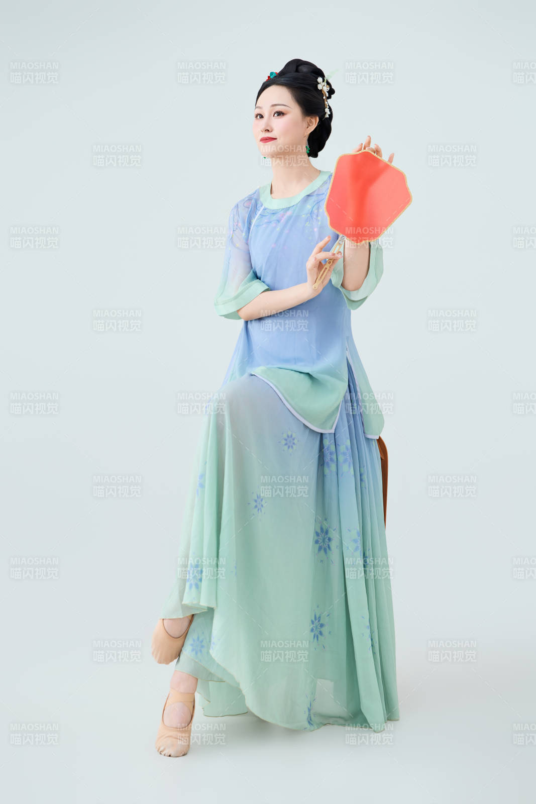 穿着中式古典服饰表演古典舞的美丽舞者图片