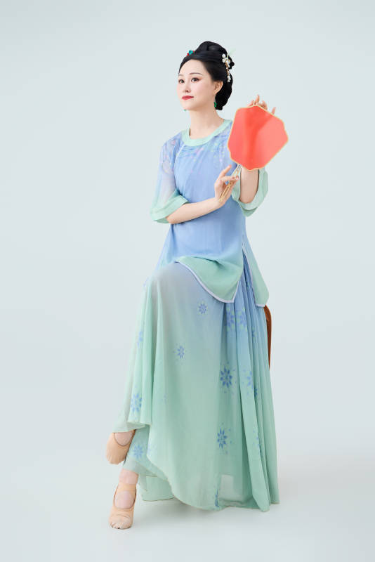 穿着中式古典服饰表演古典舞的美丽舞者图片