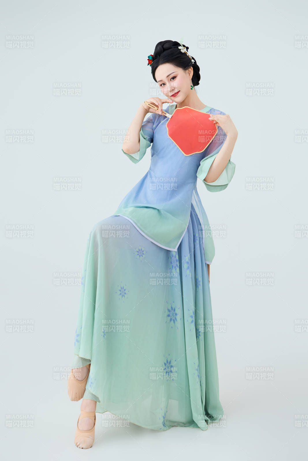 穿着中式古典服饰表演古典舞的美丽舞者图片