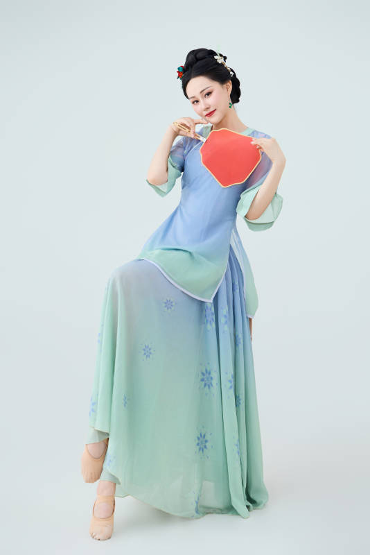 穿着中式古典服饰表演古典舞的美丽舞者图片