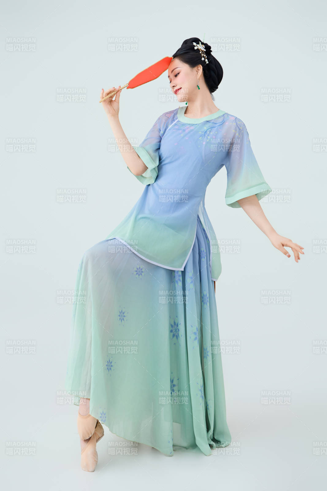 穿着中式古典服饰表演古典舞的美丽舞者图片