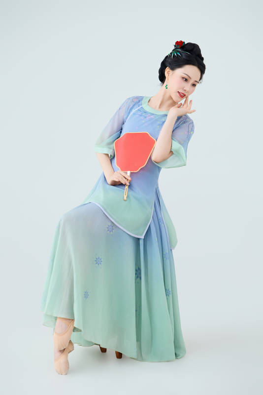 穿着中式古典服饰表演古典舞的美丽舞者图片