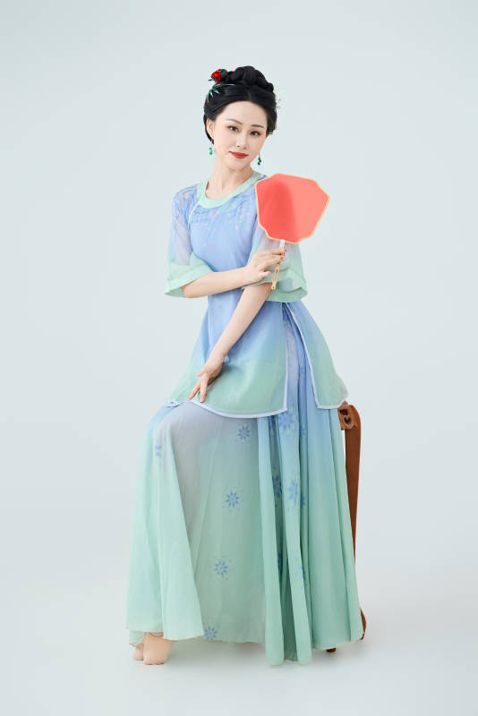 穿着中式古典服饰表演古典舞的美丽舞者图片