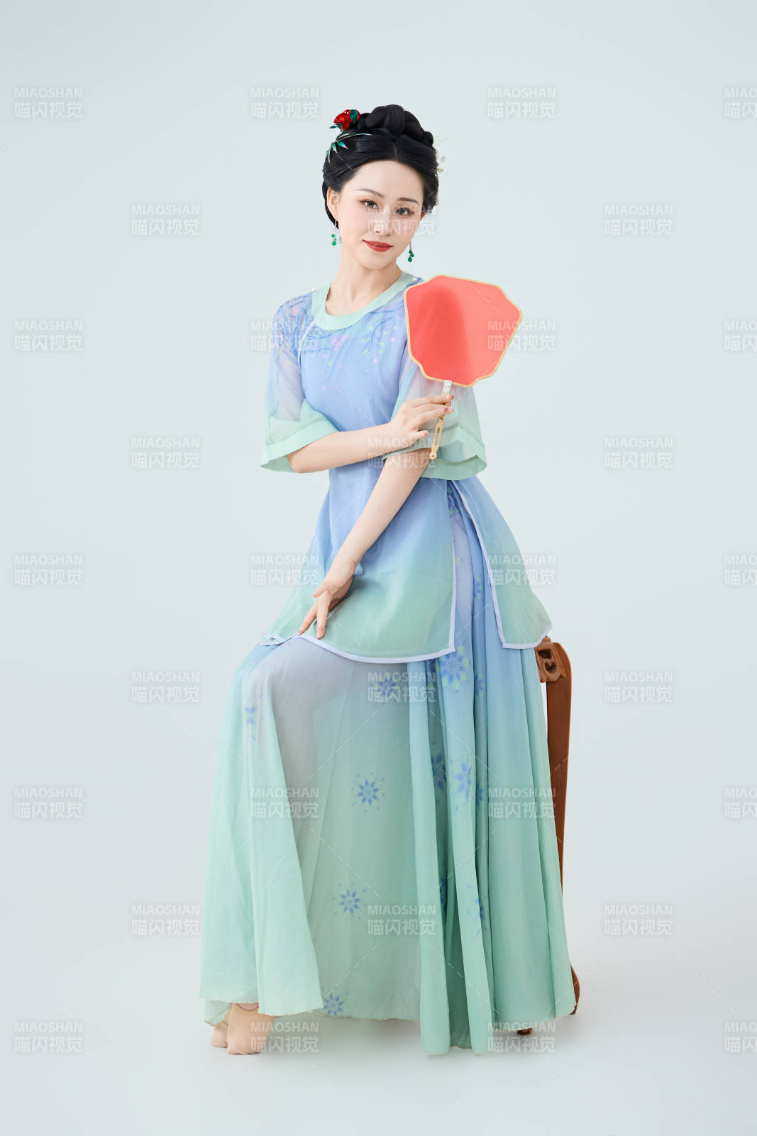 穿着中式古典服饰表演古典舞的美丽舞者图片