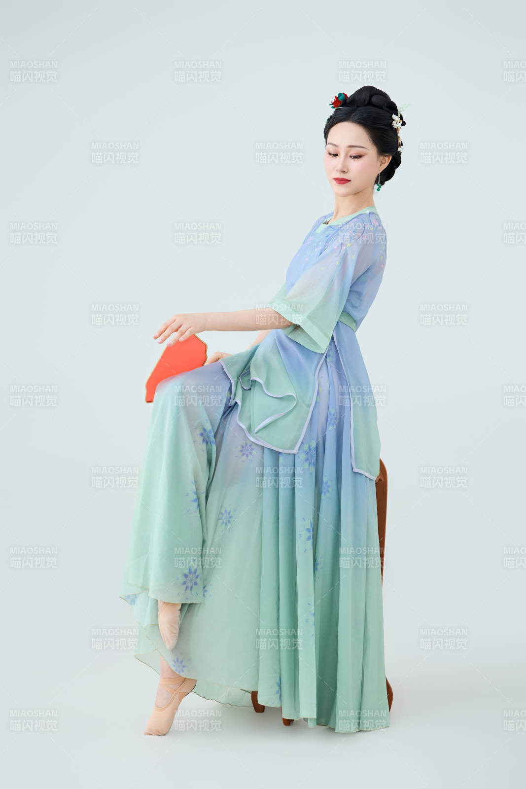 穿着中式古典服饰表演古典舞的美丽舞者图片