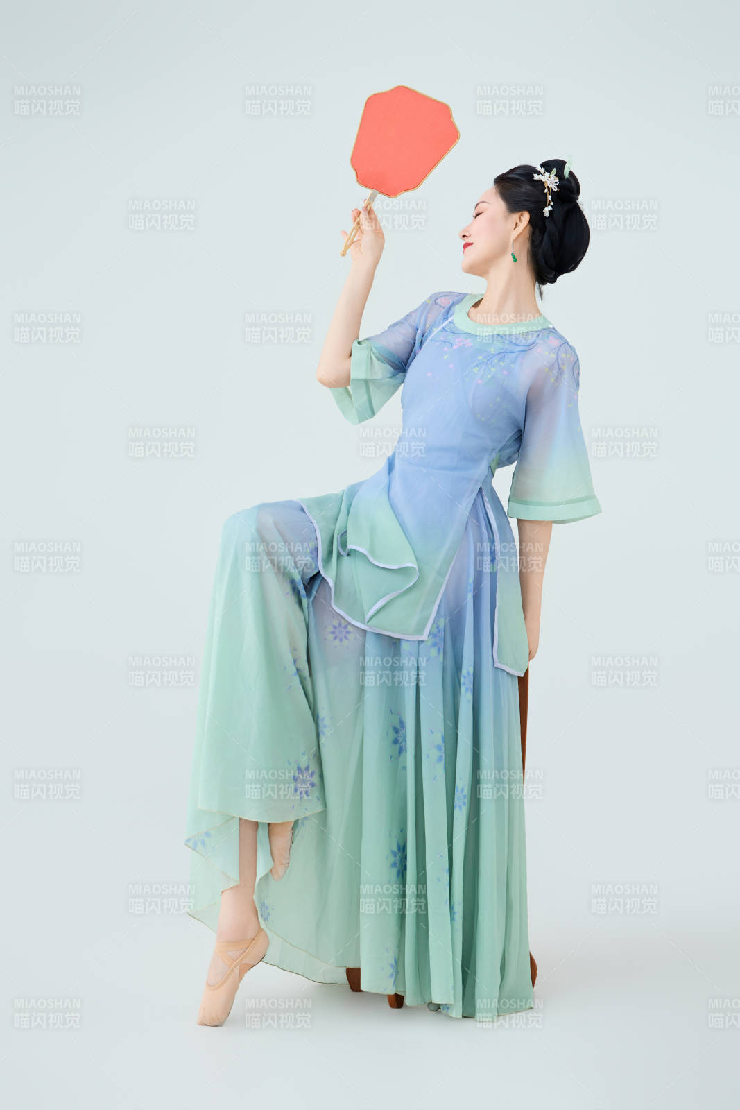 穿着中式古典服饰表演古典舞的美丽舞者图片