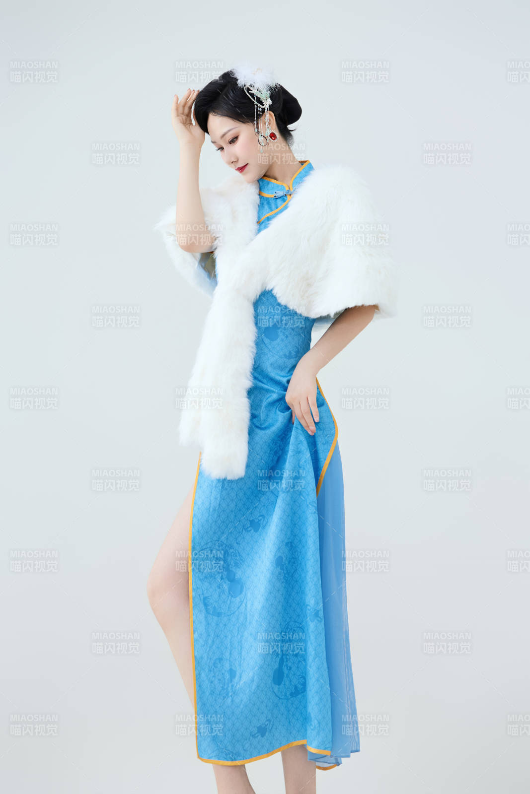 穿着中国中式旗袍表演舞蹈的美丽舞者图片