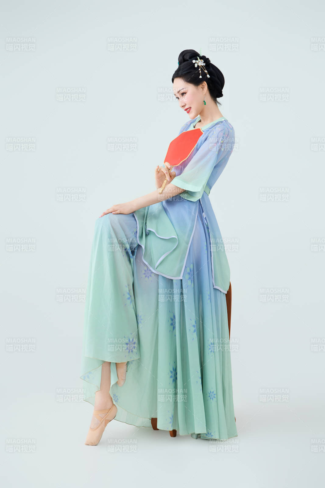 穿着中式古典服饰表演古典舞的美丽舞者图片