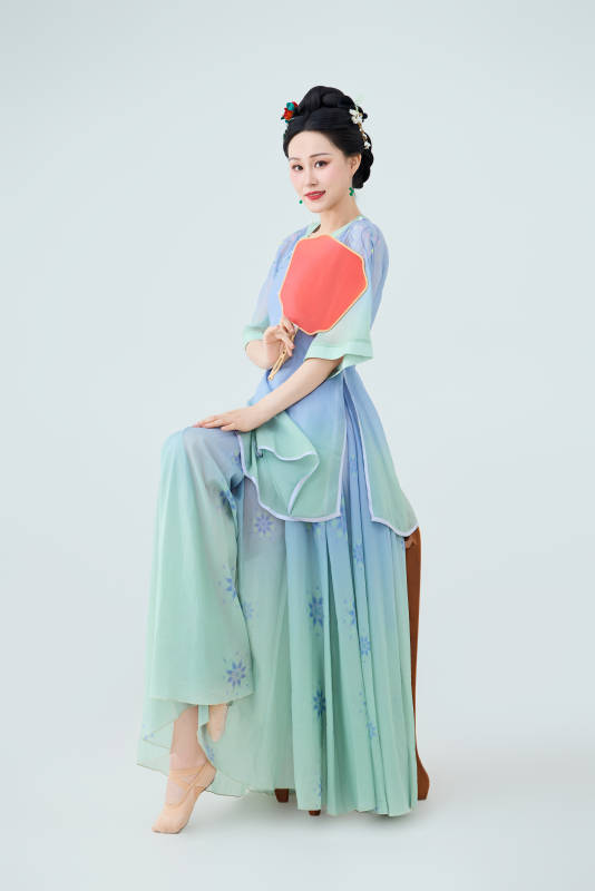 穿着中式古典服饰表演古典舞的美丽舞者图片