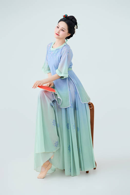 穿着中式古典服饰表演古典舞的美丽舞者图片