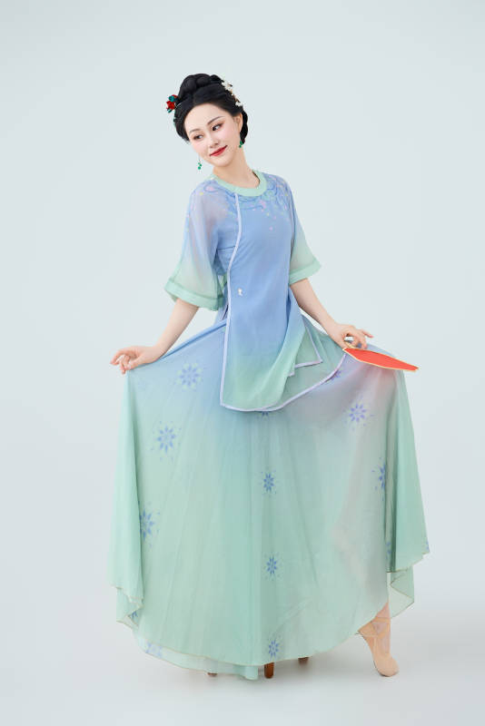 穿着中式古典服饰表演古典舞的美丽舞者图片