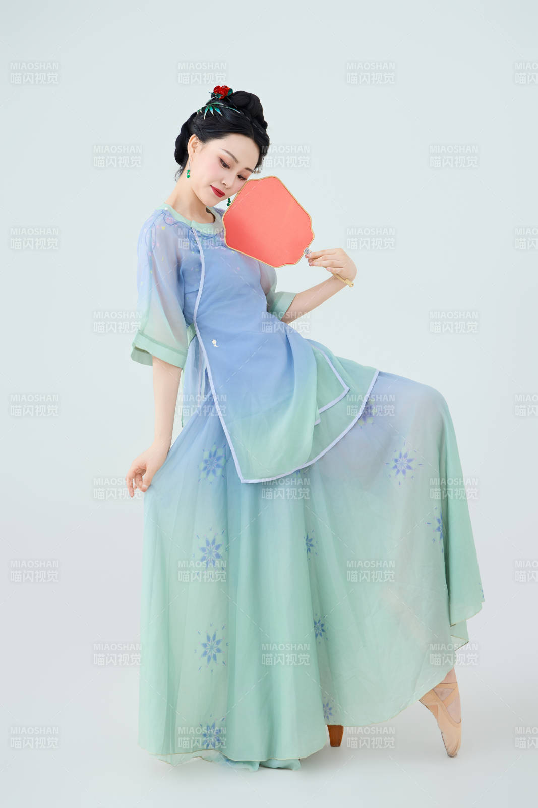 穿着中式古典服饰表演古典舞的美丽舞者图片