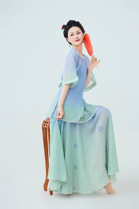 穿着中式古典服饰表演古典舞的美丽舞者图片