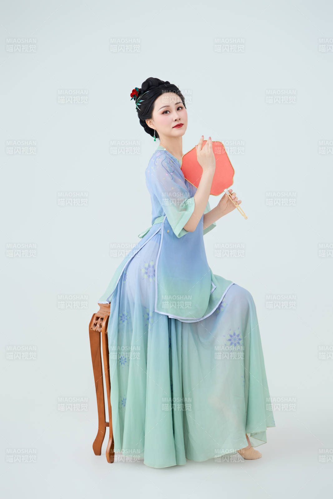 穿着中式古典服饰表演古典舞的美丽舞者图片