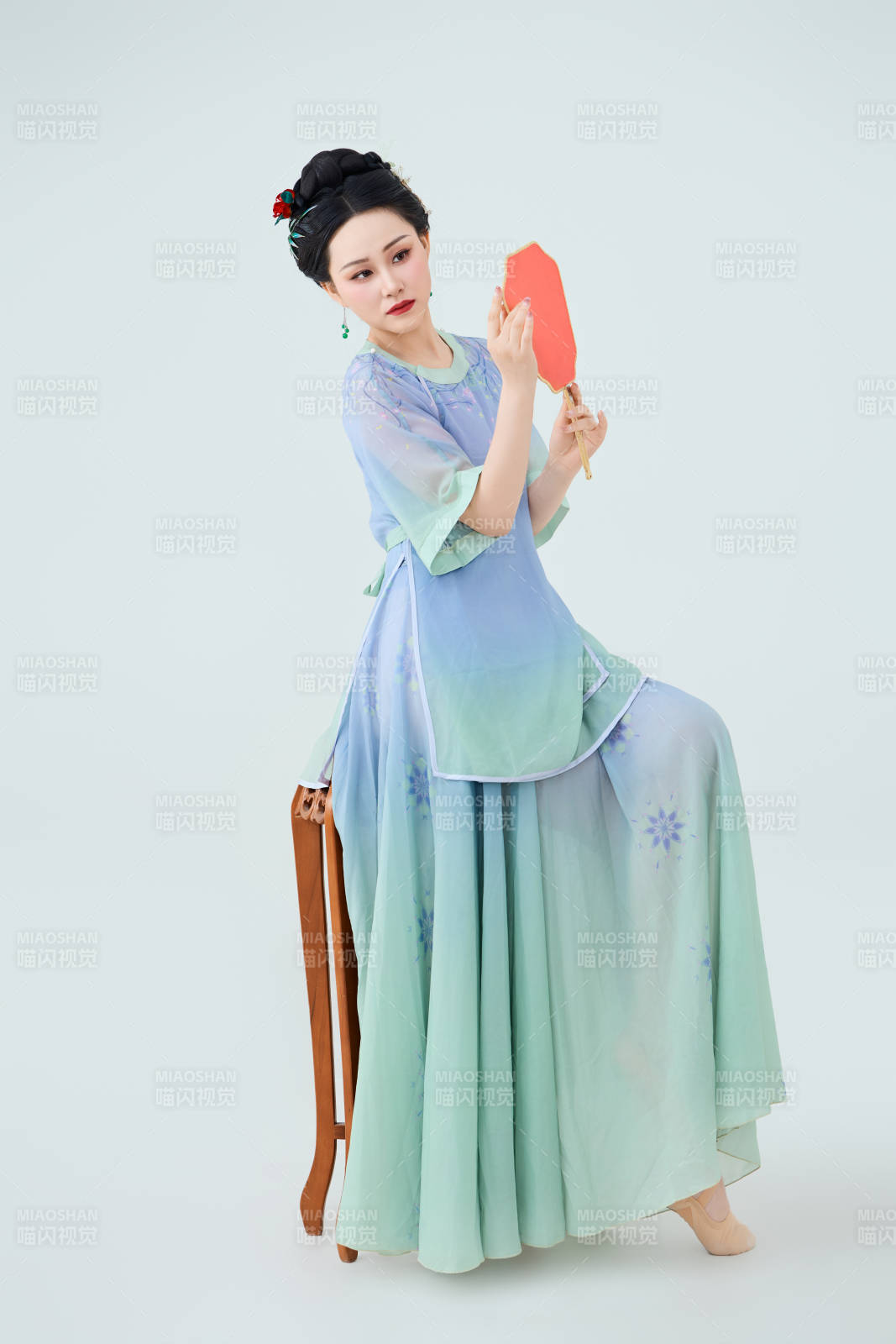 穿着中式古典服饰表演古典舞的美丽舞者图片