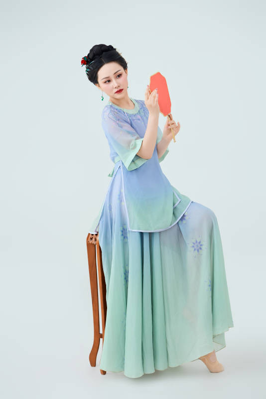 穿着中式古典服饰表演古典舞的美丽舞者图片