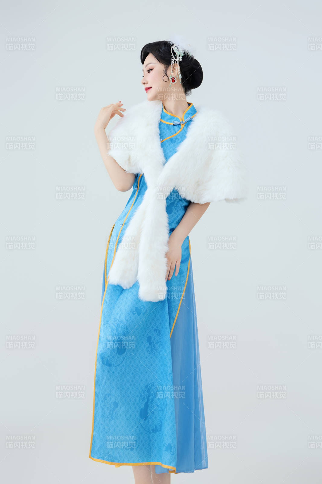 穿着中国中式旗袍表演舞蹈的美丽舞者图片