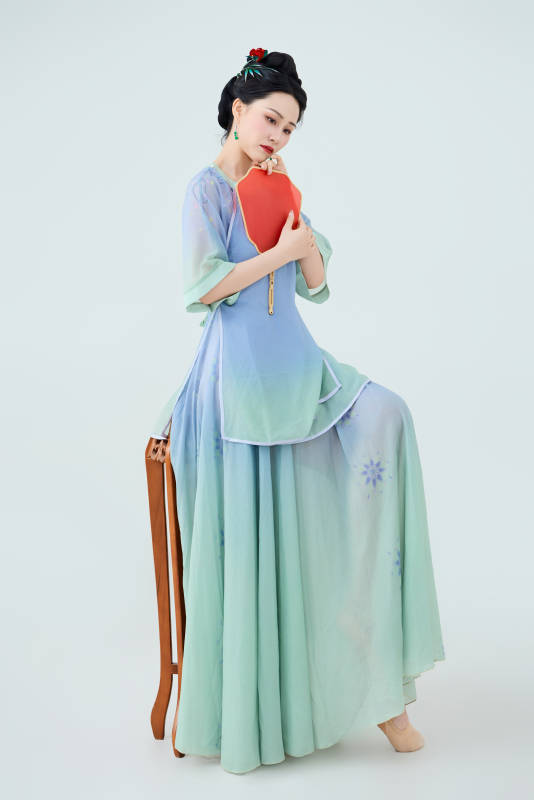 穿着中式古典服饰表演古典舞的美丽舞者图片