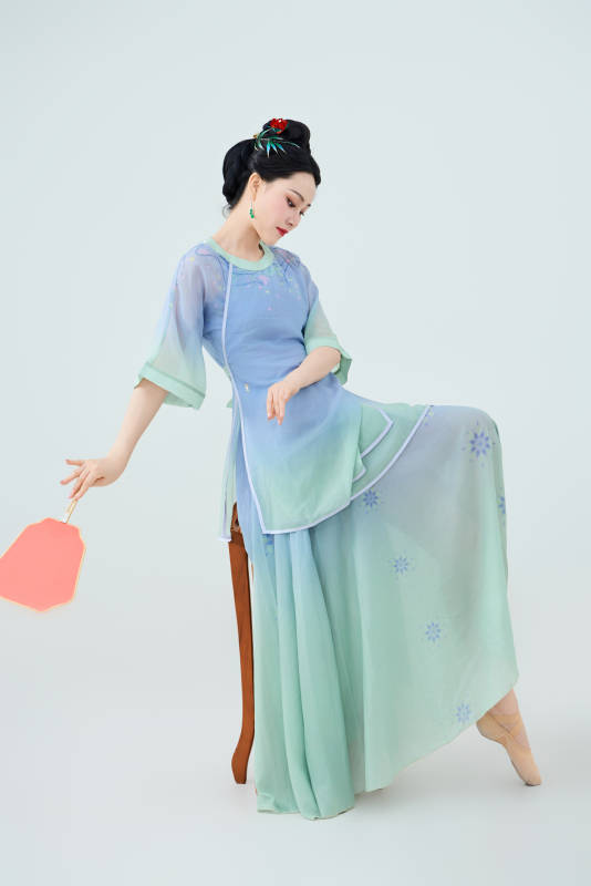 穿着中式古典服饰表演古典舞的美丽舞者图片