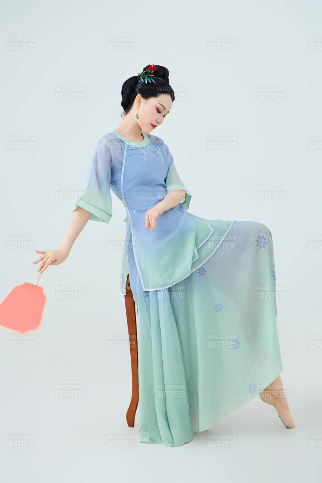 穿着中式古典服饰表演古典舞的美丽舞者图片