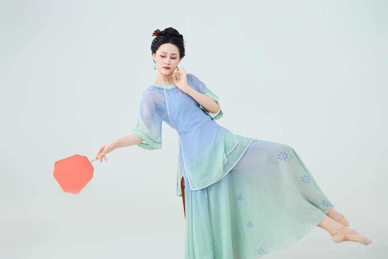 穿着中式古典服饰表演古典舞的美丽舞者图片